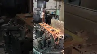 Работает координатно-расточной станок