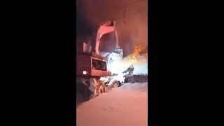 ЭКСКАВАТОР ТУШИТ ПОЖАР