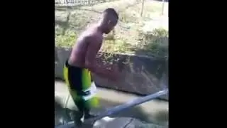 Rapaz cai tentando atravessar córrego