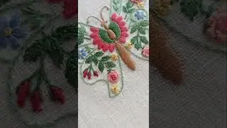 Бабочка в смешанной технике, вышивка гладью и наборными швами, мулине в 2 нити.