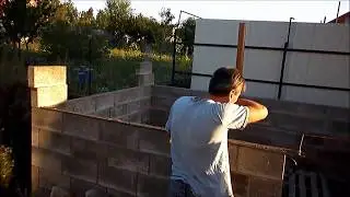 A device for laying blocks and bricks evenly
