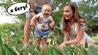 Эмили качается на качельке и гуляет босиком по травке!