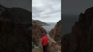 Водопад на берегу баренцово моря в селе Териберка Мурманская область
