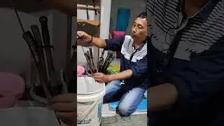 Empu Pakai Kuku Untuk Bentuk Pamor