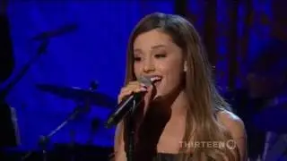 Ariana Grande cantando 