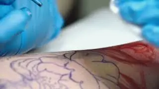 Filling in a tattoo | proceso de hacer tatuajes