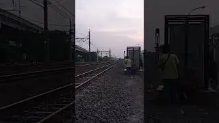 Nonton kereta lewat langsung ada empat 🤩 #keretaapiindonesia #reels