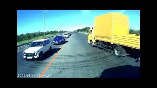 ДТП без столкновения груз выбил стенку прицепа