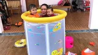 Unboxing Kolam Renang Anak Bayi Lucu Ibunya Ikut Masuk hehehe - Baby Spa