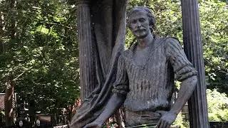 Могила актера Леонида Филатова (1946—2003), Ваганьковское кладбище