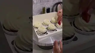 я очень редко делаю капкейки,но процесс создания капкейков всегда очень умиротворяет💔