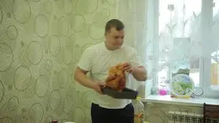 Курица на бутылке пива.