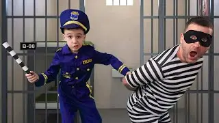 Максим с мамой  играет в Профессию Полицейского !