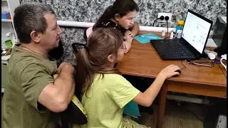 Девчонки занимаются английским с репетитором