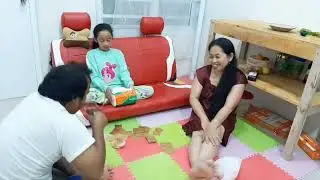 Keluarga bahagia paling santai bersendau gurau main kartu bagian 2
