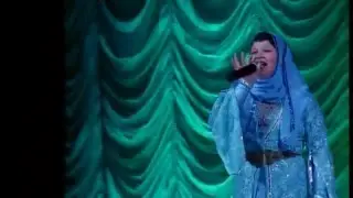 Маленькая мусульманка КРАСИВО поет песню!Просто прелесть