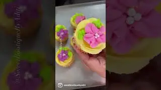 Comic style floral cupcake! 