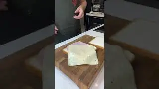 Быстрый завтрак. Тост с ветчиной сыром и яйцом. Рецепт горячих бутербродов.