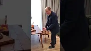 Дизайнерский обеденный стол с необычными изогнутыми ножками и столешницей с неровным краем