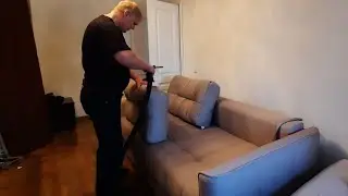 Нам привезли диван Серёжа его пылесосит