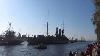 Аврору ведут СПб морканалом в Кронштадт