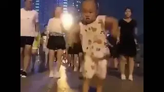 КИТАЙСКИЙ МАЛЬЧИК ТАНЦУЕТ, ОТЖИГАЕТ ПО ПОЛНОЙ