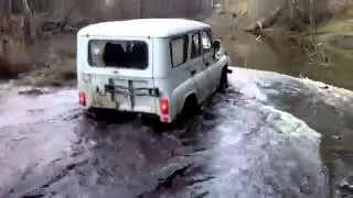 УАЗ 4х4 едет по реке на бездорожье