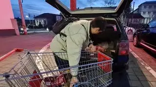 MAY NAGBIGAY NG CANDY SA AKIN SA LOOB NG TINDAHAN, GINAWA TALAGA AKONG BATA.