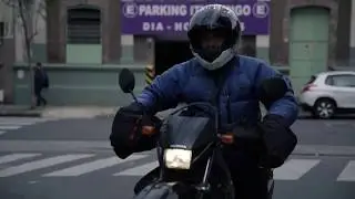 Choca una MOTO y termina ARRESTADO por la policia *broma pesada*