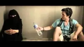 عربيه منقبه مع اجنبي بالمصعد تعلمه ما معنى الاسلام ‬