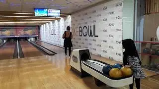 Lemparan kedua...Jatoh semua, kk, adek & momy strike bowl