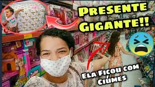 COMPREI UM PRESENTE  GIGANTE PRA MINHA BEBÊ|IZA TEVE CIÚME