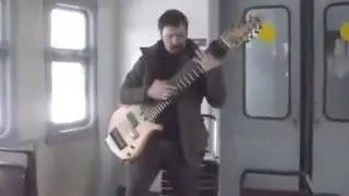 Играет на 12 Струнной Гитаре Guitarist playing on a makeshift 12-string guitar
