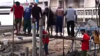 6 человек заменяют экскаватор