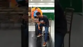 Zoando com o microfone no shopping