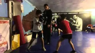 Первоклассник забивает третьеклассника