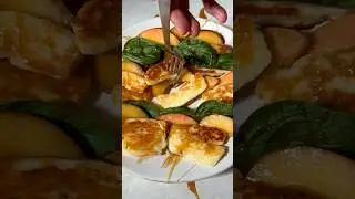 #peaches, basil, #halloumi and honey 🍑 an easy #summersnack