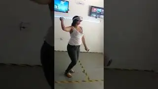 Dinosaurio bebe en gafas de realidad virtual oculus quest 2