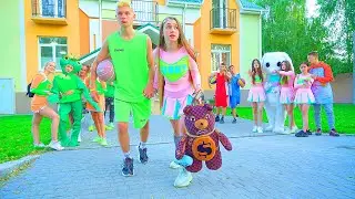 Diana could not believe that the team of Frogs had a mascot! Diana ran away from school!