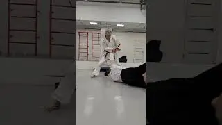 Угроза ножом со спины.