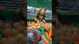 жду пока жена приготовит пельмени🥟 но приходится есть🥦🍜