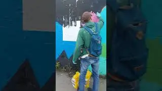 Они против серых стен