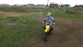 Мой старший сын учится ездить.
