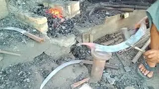 Membuat sabit sambil duduk santuy