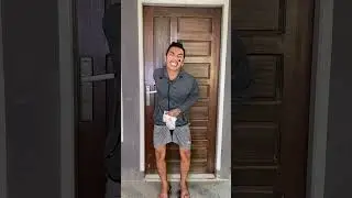Adik memakai popok bayi ajaib yang bisa mengeluarkan emas