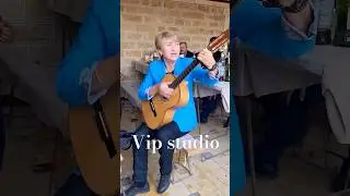 Девушка не реально красиво играет на гитаре  👏🔥