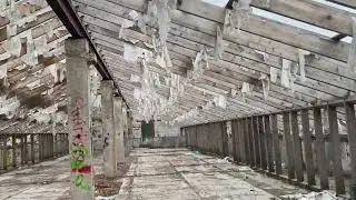 БОЛЬШОЙ ЗАБРОШЕННЫЙ ДОМ ОКОЛО ДОРОГИ