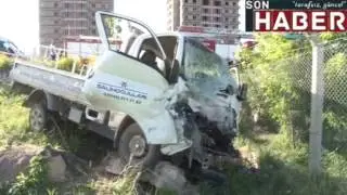 Kamyonette sıkışan sürücüyü itfaiye ekipleri kurtardı|sonhaber.im