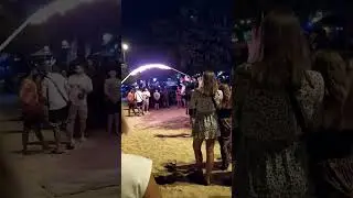 острова пхи пхи прыгают через горящую скакалку