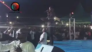 Kofi Kinaata Performs “Things Fall Apart” in Cape Coast for the first time